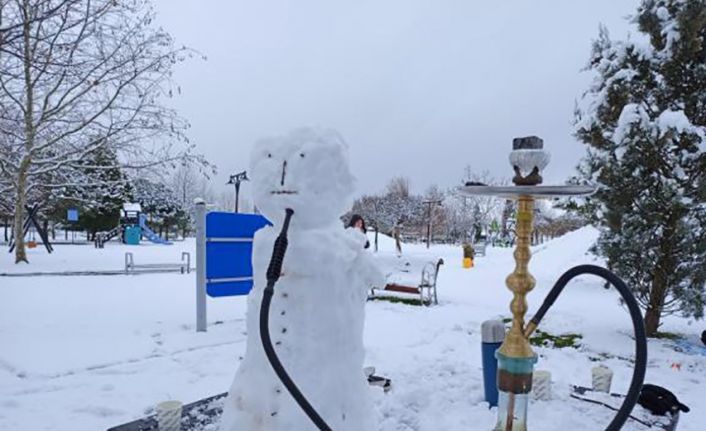 Kar yağdı, sokaklar açık hava sergisine döndü