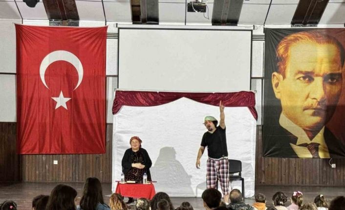Karacasu’da çocuklar tiyatroyla eğlendi