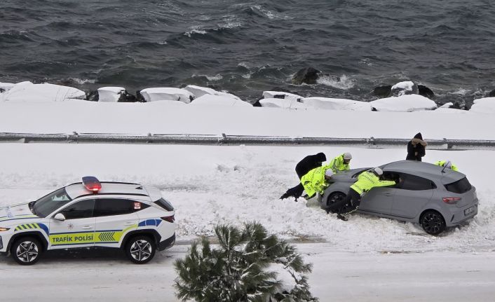 Karadeniz Sahil Yolu’nda bozulan aracı trafik polisleri itti