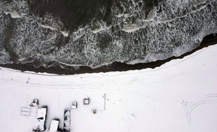 Karadeniz’in hırçın dalgaları karla buluştu