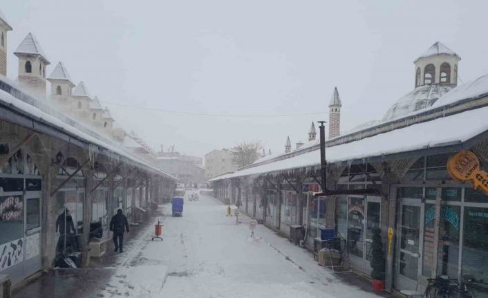 Karapınar’da kar yağışı etkili oldu