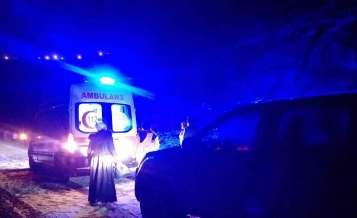 Karda mahsur kalan hasta ve düğün konvoyundakiler kurtarıldı