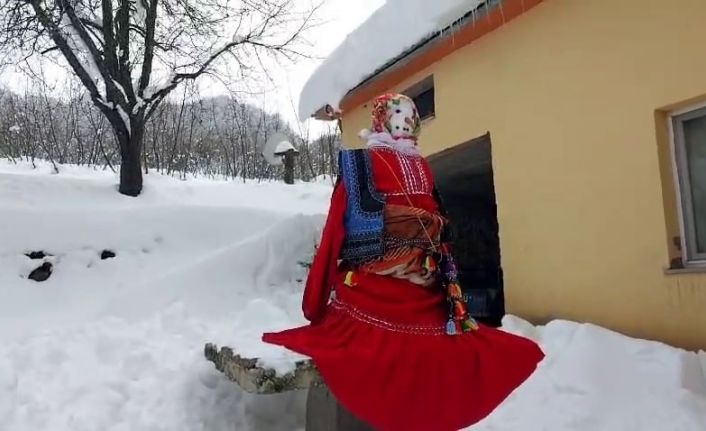 Kardan kadın yapıp yöresel kıyafet giydirdiler