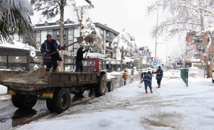 Karla 72 saat mücadele ettiler 350 ton tuz kullanıldı
