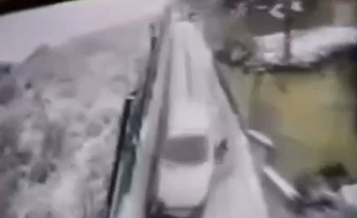 Karla kaplı yokuştan aracı kaymaya başlayan sürücü atlayarak kurtuldu