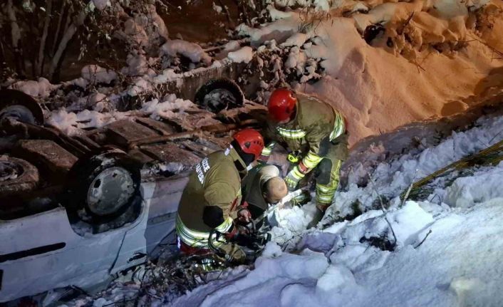 Karlı yolda sulama kanalına düşen otomobil ters döndü