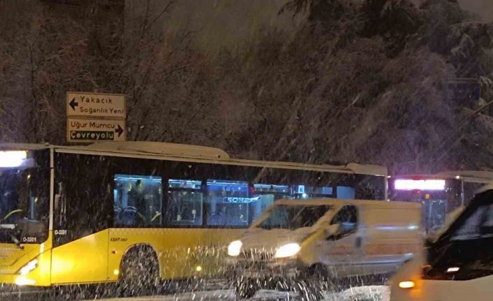 Kartal’da frenleri tutmayan İETT otobüsü şoförü yolcuları indirdi