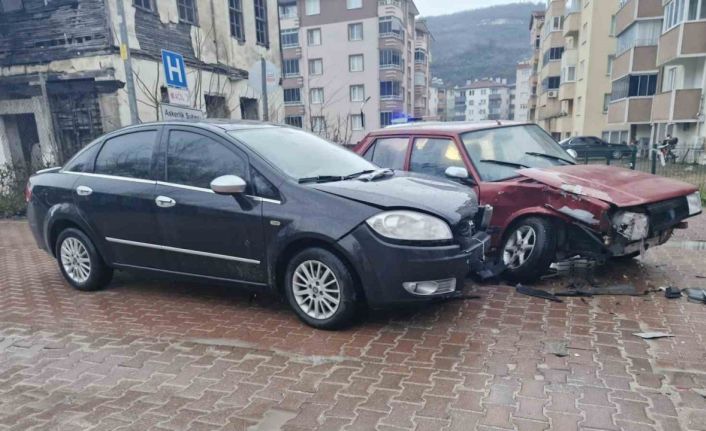 Kastamonu’da iki otomobil çarpıştı, sürücüler burnu bile kanamadan kurtuldu