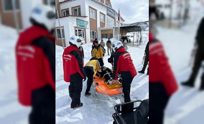 Kayak yaparken yaralanan vatandaşı JAK kurtardı
