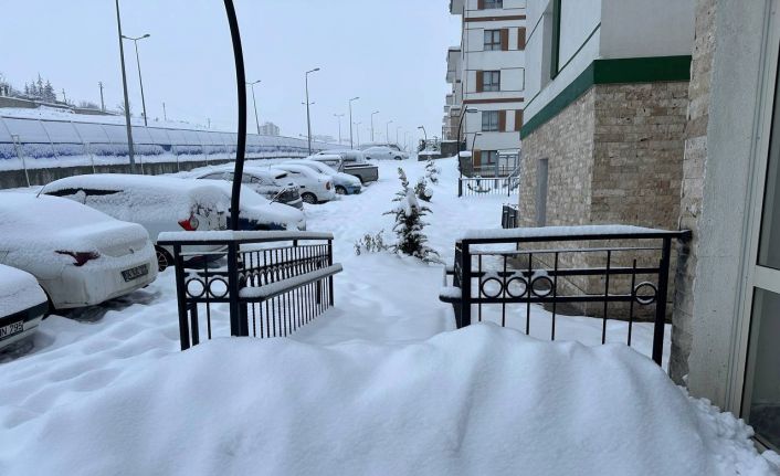 Kayseri’de kar yağışı sürüyor