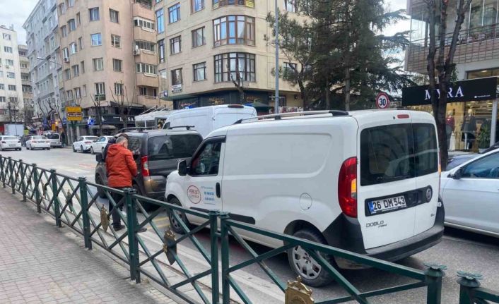 Kaza sonrası trafiğin tıkanmaması için gayret eden sürücüler takdir topladı