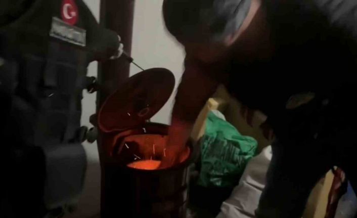 Kırklareli’nde uyuşturucu operasyonu: Uyuşturucu maddeyi sobaya atarken yakalandı