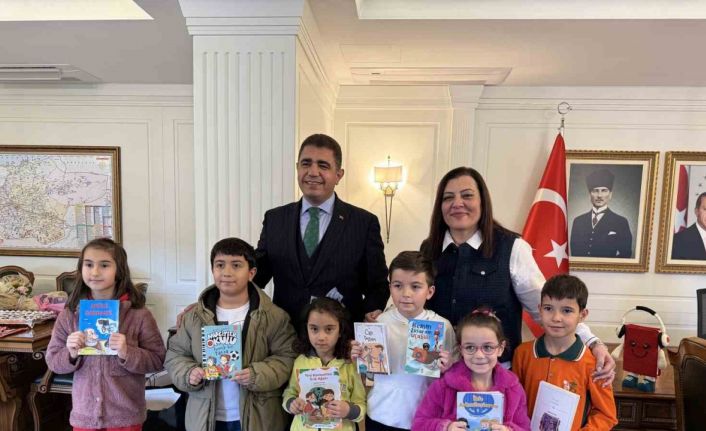 Kitabını okuyan valiliğe koştu