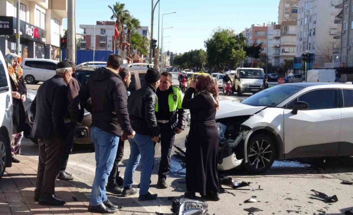 Kızlarının kaza yaptığını duyan anne-babayı polis sakinleştirdi