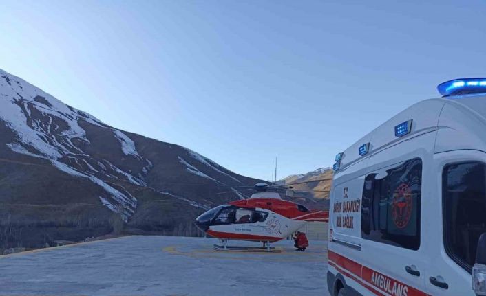 KOAH hastası ambulans helikopterle Van’a sevk edildi