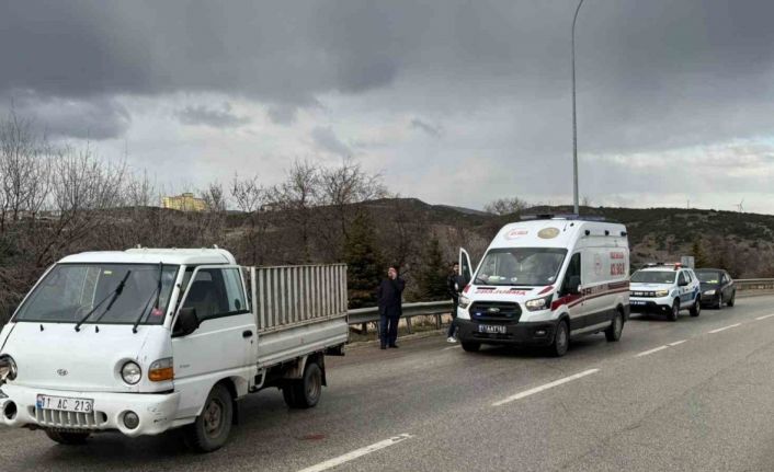 Kontrolden çıkan kamyonet bariyerlere çarptı, sürücüsü yaralandı