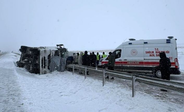 Konya’da kontrolden çıkan tır devrildi, sürücü yaralandı