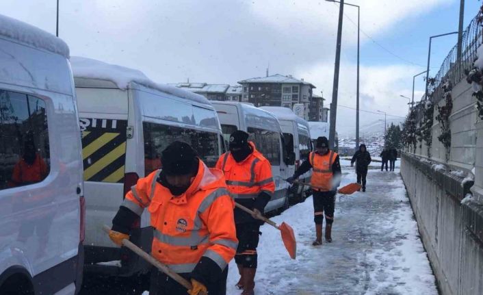 Körfez’de yollara 2 bin 750 ton tuz döküldü