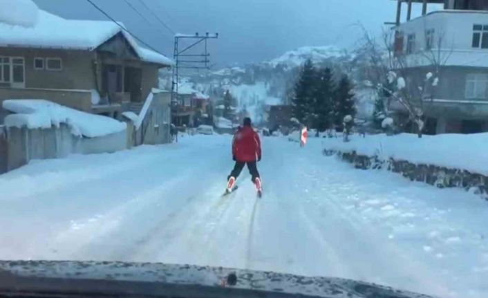 Köy yolunda kayak yapan vatandaş ilginç görüntülere sahne oldu