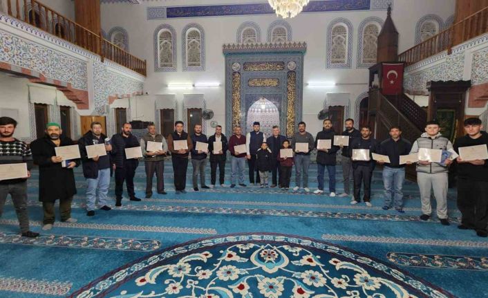 Köyceğiz’de Kur’an öğrenen kursiyerler belgelerini aldı