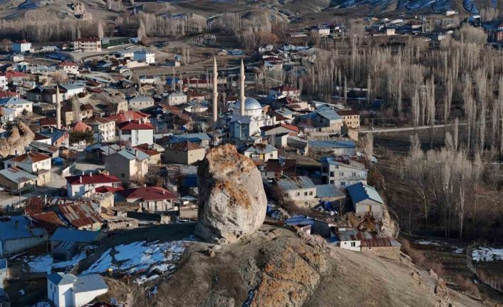Köyün üstündeki devasa kayanın efsaneleri dilden dile dolaşıyor