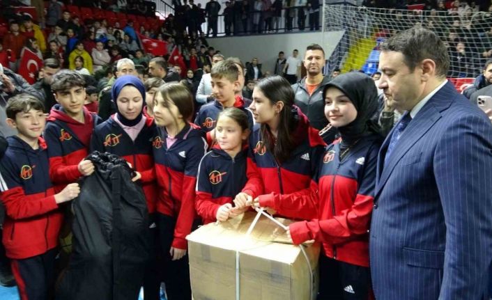 Kütahya’da sporculara malzeme desteği dağıtıldı