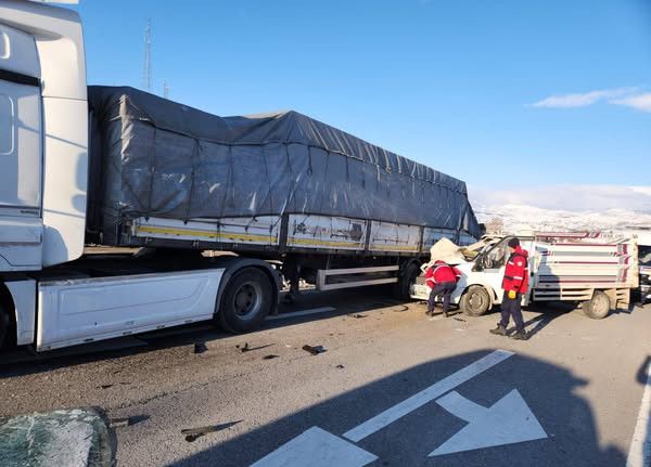 Malatya’da tır ile kamyonet çarpıştı: 1 ölü, 1 yaralı
