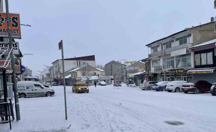 Malazgirt’te kar yağışı: Okullar tatil edildi