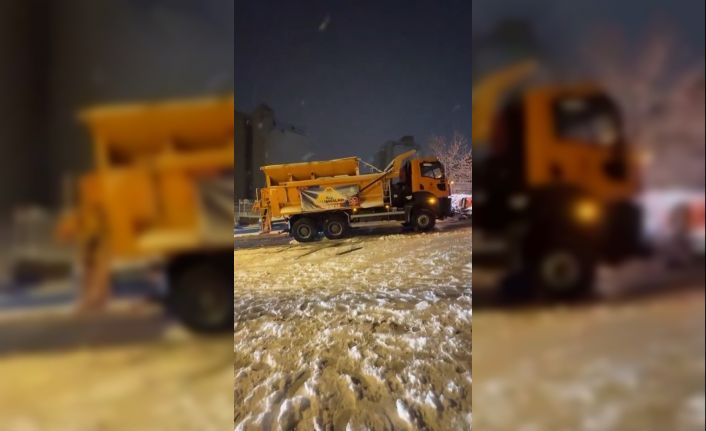 Maltepe’de yolu açmaya gelen İBB kar küreme aracı yolda kaldı
