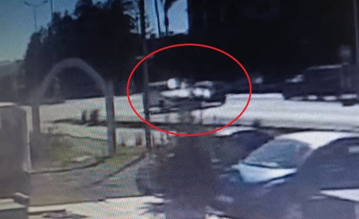 Manavgat’ta kavşakta iki otomobil çarpıştı