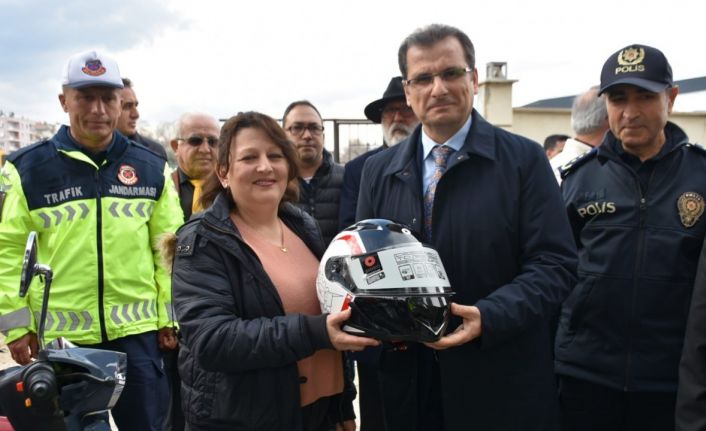 Manisa’da motosiklet sürücülerine kask dağıtıldı