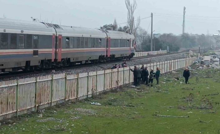Manisa’da trenin çarptığı genç adam ağır yaralandı