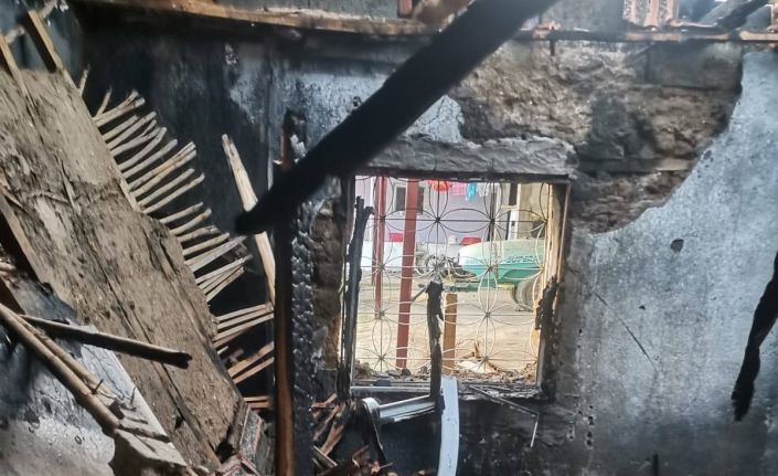 Manisa’da yangın bir evi kül etti