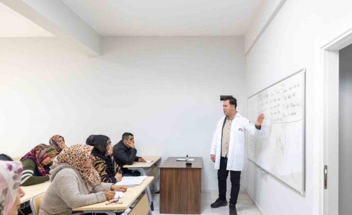 MERCEK Meslek Edindirme Merkezi’nde vatandaşlar okuma-yazma öğreniyor