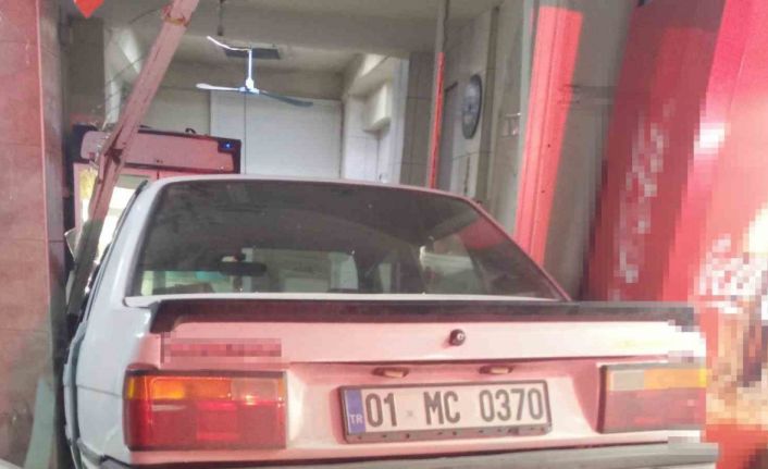 Mersin’de yoldan çıkan otomobil fırına daldı