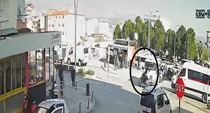 Motorlu bisiklet ile cenaze aracı çarpıştı: 2 yaralı
