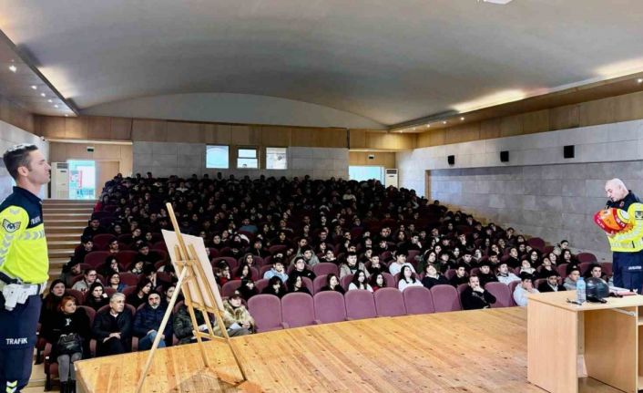 Muğla Jandarmasından öğrencilere kask ve koruyucu ekipman bilgilendirmesi