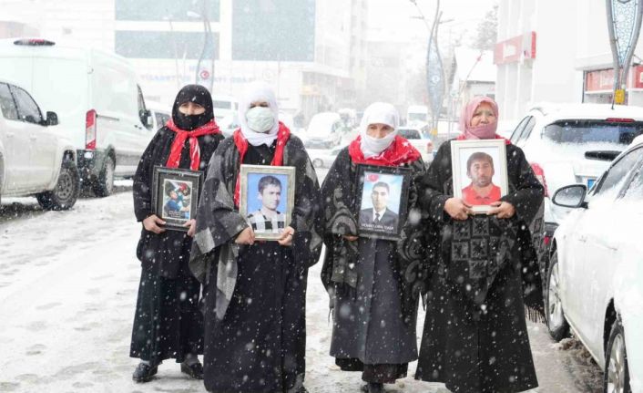 Muş’ta aileler kar altında evlat nöbetini sürdürüyor