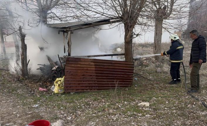 Odunlukta çıkan yangın evlere sıçramadan söndürüldü