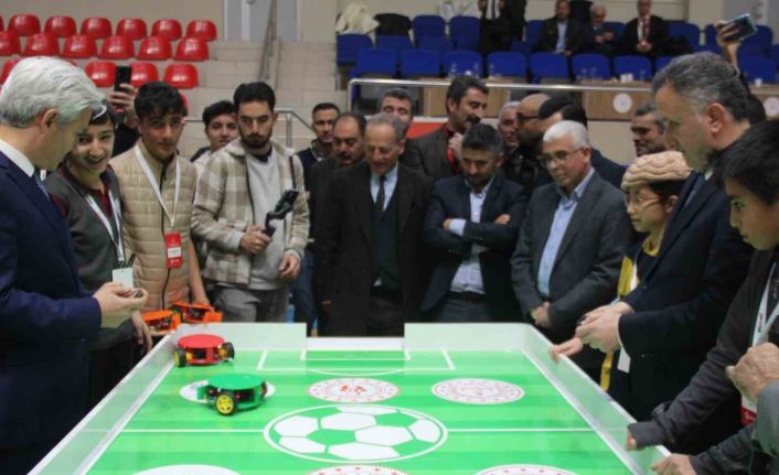 Öğrenciler, futbol oynayan robotlar geliştirdi