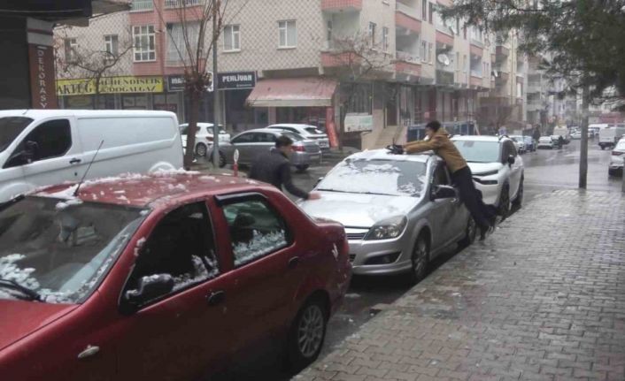 Öğrenciler sınav stresini kar topu oynayarak attı