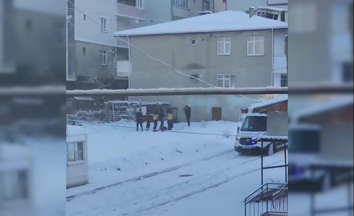 Ölü bedeni karlar içinde bulundu