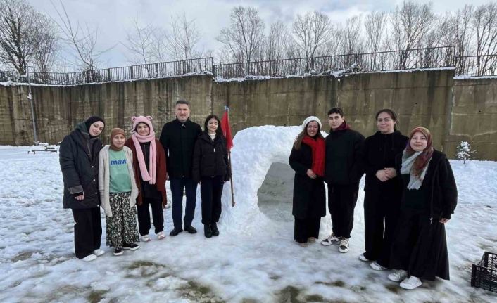 Ordu’da lise öğrencileri kardan ’iglo’ inşa etti