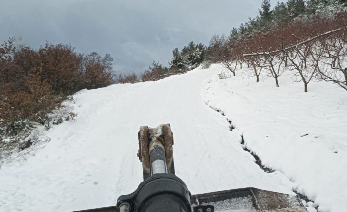 Osmaneli’nde kapanan köy yollarını açmak için ekipler seferber oldu