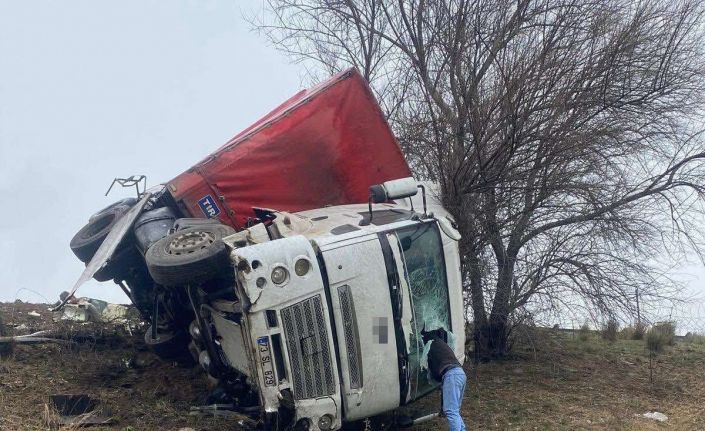 Osmaniye’de kamyon şarampole yuvarlandı, sürücü hafif yaralandı