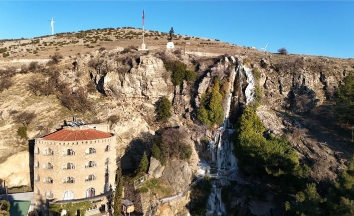 (ÖZEL) Buz sarkıtları arasından akan şelale görsel güzellik oluşturdu
