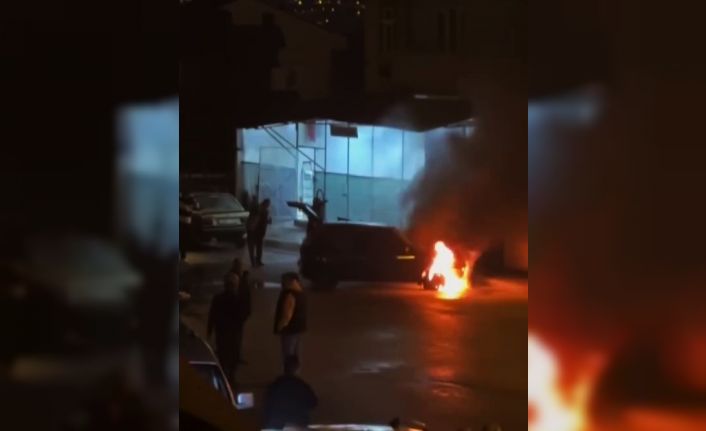 Park halindeki otomobilde çıkan yangını vatandaşlar söndürdü