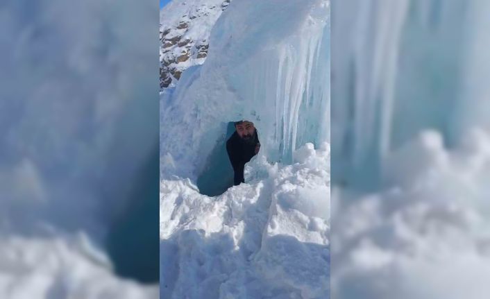 Patlayan su borusu devasa buz kütlesi oluşturdu