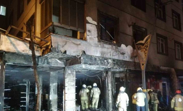 Pendik’te oyuncak dükkanı alev alev yandı