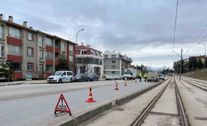 Polis ekiplerince 102 araç sürücüsüne cezai işlem yapıldı